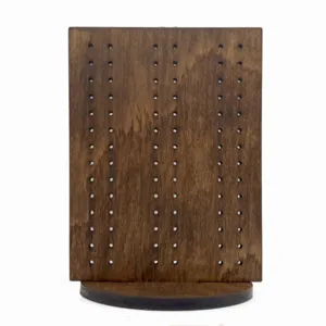 Espositore per orecchini in legno rustico con fori multipli per la conservazione e l'organizzazione.