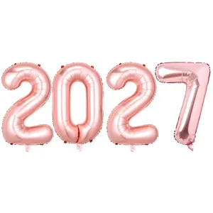 Nahaufnahme glänzender roségoldener Zahlen 2027 Folienballons für Party und Dekoration.