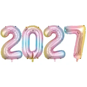 Detailansicht der bunten 2027 Zahlenfolienballons mit Farbverlauf für tolle Partydekorationen.