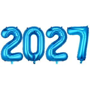 Detaillierte Nahaufnahme von blauen Folien-Zahlenballons für die perfekte Neujahrsfeier.