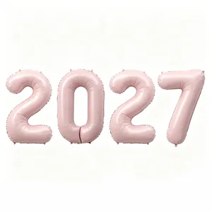 Nahaufnahme der rosa 2027 Zahlen Folienballons für Neujahr Abschlussfeier Party Dekoration.