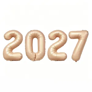 Nahaufnahme von eleganten champagner-goldenen 2027 Folienballons für Partydekoration.
