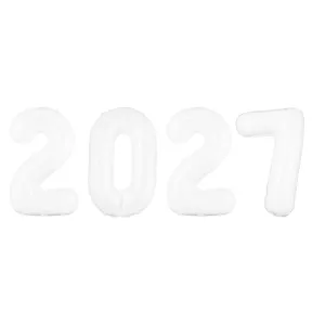 Detailaufnahme von weißen 2027 Folienballons, ideal für Neujahrsfeiern und Partydekoration.