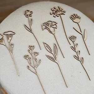 Vista ravvicinata dettagliata di topper per torte in fiori di legno, decorazioni in legno naturale.
