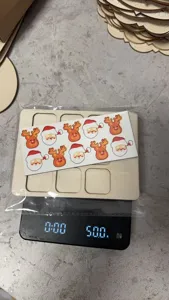 Juego de tres en raya navideño de madera con bonitos adhesivos festivos infantiles.
