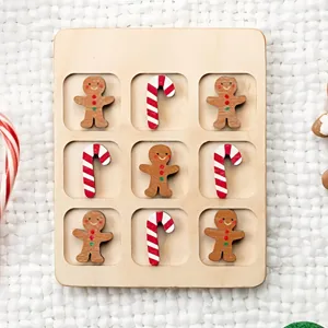 Set de juego tres en raya navideño de madera con simpáticos hombres de jengibre y bastones.