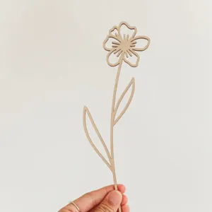 topper per torta fiore di legno dettaglio legno naturale decorazione floreale pasticceria