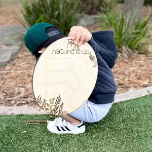 Tableau de chasse en bois naturel pour enfants, idéal pour collecter fleurs et feuilles dehors.
