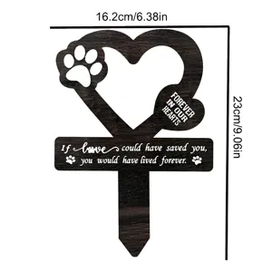 Detalle de estaca conmemorativa para mascotas con forma de corazón y citas grabadas.