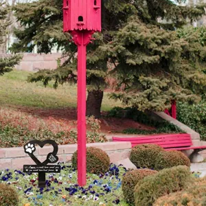 Estaca de jardín conmemorativa para mascotas con corazón huella de perro y texto emotivo.