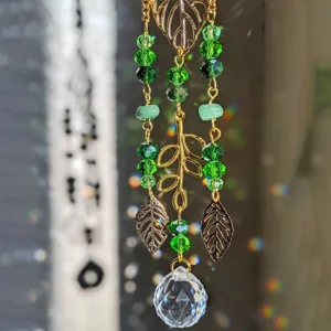 Attrape soleil cristal suspension fenetre avec perles vertes et pendentifs feuilles metal.
