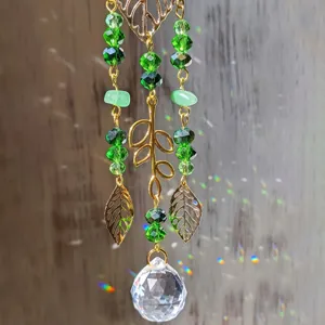 Suspension attrape-soleil en cristal avec perles vertes et boule à facettes pour déco.