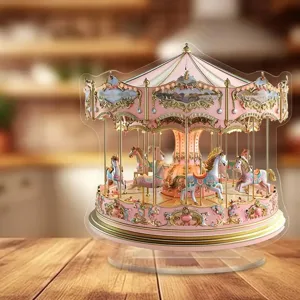 Dettaglio acrilico suncatcher carosello da sogno con decoro festivo rosa e oro.