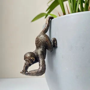 Scultura appendi vaso di scimmia in resina bronzata, graziosa decorazione bordo vaso da giardino.