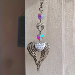 Attrape-soleil ailes d'ange avec pendentif cœur gravé, prisme en cristal scintillant pour fenêtre.