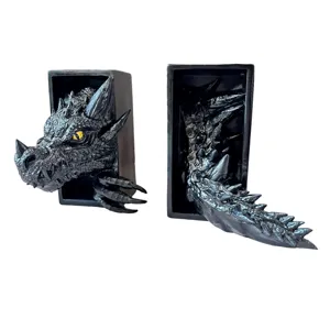 Detailansicht kreativer Drachen Buchstützen mit Kopf und Schwanz Skulptur aus Kunstharz Dekor.