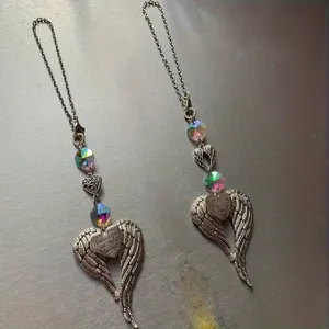 Joli attrape-soleil d'ange pour voiture avec perles de cristal et pendentif cœur gravé.