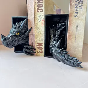 Detailansicht der 3D Harz Drachen Buchstützen mit Vintage Buch Requisiten für Regal Dekoration.