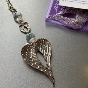 Attrape-soleil suspendu en cristal avec ailes d'ange et pendentif cœur gravé pour cadeau.
