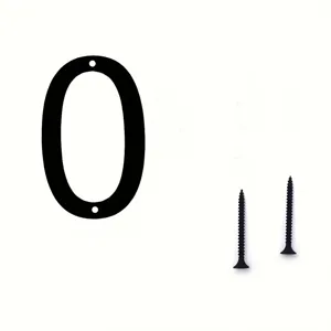 Primer plano de un número de casa de metal negro moderno con dos tornillos de fijación a juego.