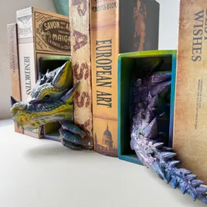 Detailansicht der Drachen Buchstütze aus Harz mit lila Schuppen und dekorativen Retro Büchern.
