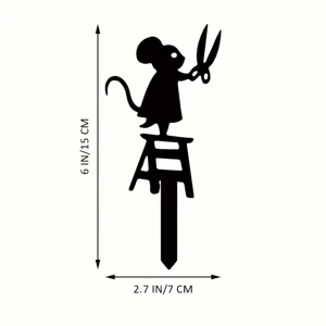 Piquet de jardin en métal silhouette avec une mignonne souris tenant des ciseaux.