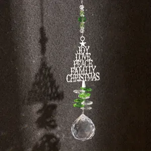 Kristall Weihnachtsbaum Sonnenfänger Detail mit facettierten Perlen und glänzendem Anhänger.