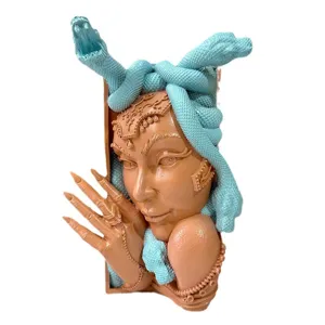 Detaillierte Kunstharz Medusa Buchstütze mit markanten blauen Schlangen und Design.