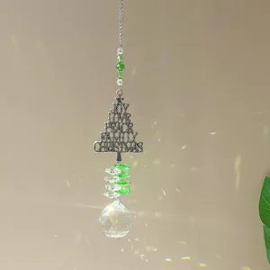 Nahaufnahme des Kristall-Sonnenfängers Weihnachtsbaum-Anhängers mit grünen Perlen.