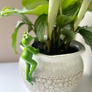 Green frog resin flower pot hanging ornament, cute animal miniature for garden bonsai decor.