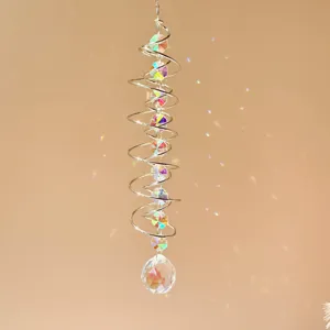 Kristallen zonnevanger hangend ornament met 3D metalen spiraal en sprankelende prismabal.