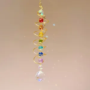 Kristallen zonnevanger detail, hangende spiraalstaart met regenboog glazen bol, decoratie.