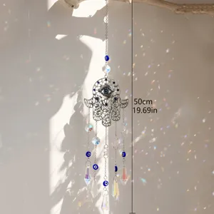 Teilansicht des Sonnenfängers mit bösem Blick und Kristallen, Hamsa-Hand Hängedekoration.