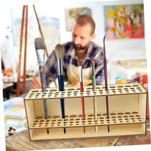 Hölzerner Pinselhalter mit vielen Löchern als Schreibtisch-Organizer für Künstlerzubehör.