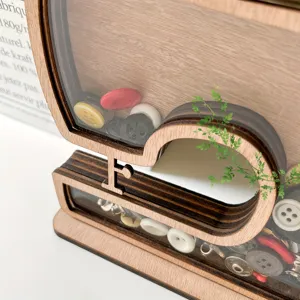 Primer plano detallado del soporte de exhibición de escritorio de madera con botones.