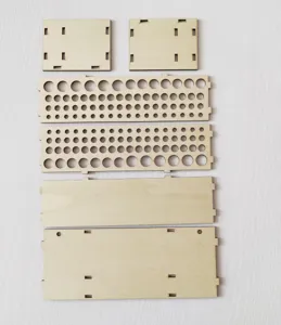 Holz Pinselhalter Demontage Teile Detailansicht mit mehreren Locher Holzbrettern.