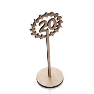 Dettaglio numero tavolo 20 in legno, decorazione rustica per matrimoni con base.