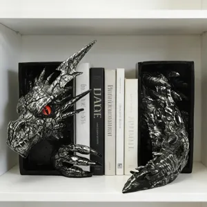 Detailansicht der Harz-Fantasie-Drachenbuchstuetzen mit lebendigen roten Augen und Silbereffekt.