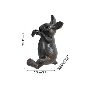 Vue rapprochée détaillée de la figurine de lapin en résine vintage pour le jardin.