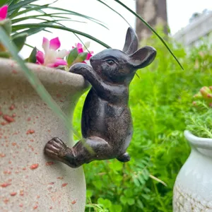 Gros plan détaillé du lapin en résine grimpant sur le pot, idéal pour la décoration du jardin.