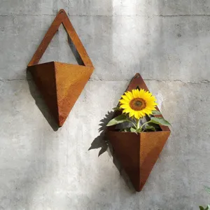 Nahaufnahme des gerosteten Metall Wandbehang Pflanzgefässes mit geometrischen Details.