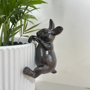 Figurine de lapin en résine pour pot de fleurs, jolie statue animale pour déco de jardin.