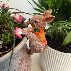 Vue détaillée de l'ornement de pot de fleurs lapin en résine, sculpture de déco de jardin de Pâques.