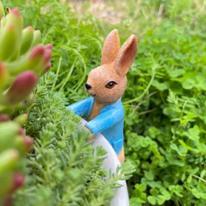 Vue détaillée de la jolie figurine de lapin en résine statue de jardin, idéale déco de pâques.