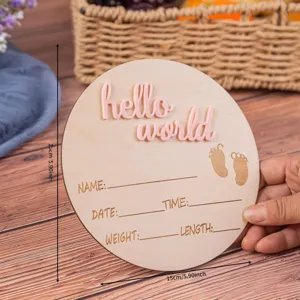 Targa milestone in legno per annuncio di nascita neonato con design hello world e campi personalizzati.