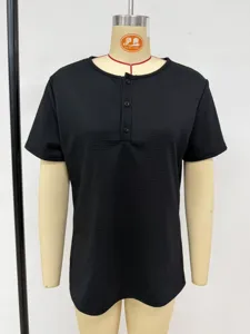 Ανδρικό μονόχρωμο βαφλιστό κοντομάνικο t-shirt henley με πατιλέτα κουμπιών.