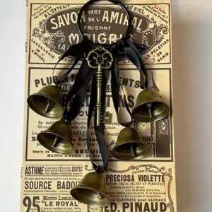 Λεπτομερης κοντινη οψη του vintage διακοσμητικου ανεμοδoειδη με ορειχαλκινα κουδουνια και κορδελες.