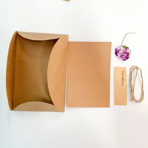 Set de caja de regalo de papel kraft vintage con flor seca cordel y tarjeta para manualidades.
