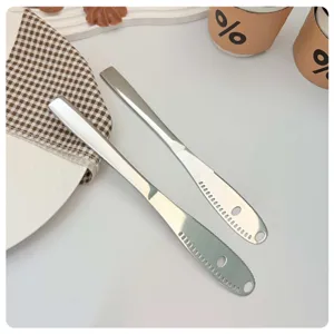 Coltello da burro in acciaio inossidabile con fori, ideale per spalmare formaggio e marmellata.
