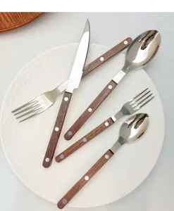 Roestvrijstalen bestek detail met houten handvat, elegante servies voor thuiskeuken.